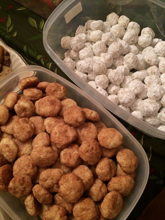 I always make two cookies or 288 cookies total! Last year I made my usual Mexican wedding cakes and the traditional Mexican biscochitos!